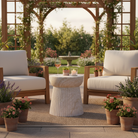 Bonne Beistelltisch mit Groove Design auf der Terrasse