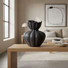 Moon Rock Vase in stilvoller Umgebung